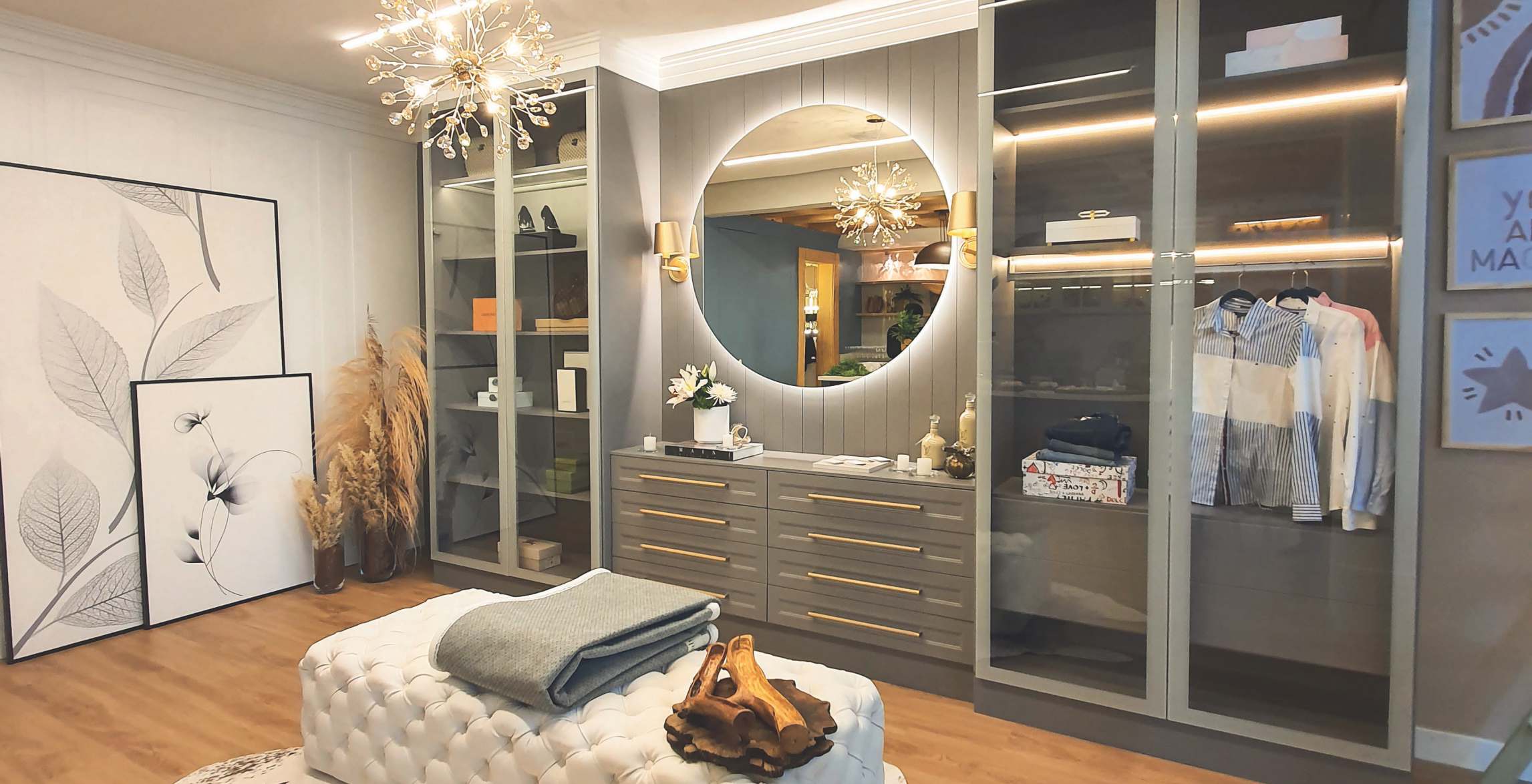 Closet planejado com iluminação e acabamentos sofisticados